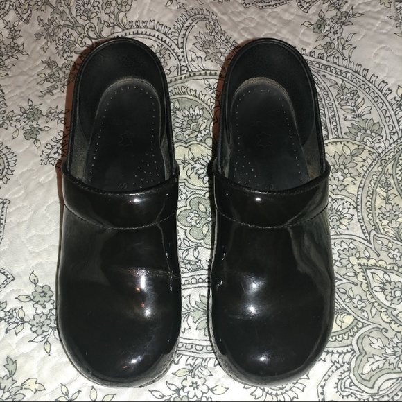 Dansko Shoes - 🏥DANSKO🏥Shiny leather size 40 clogs